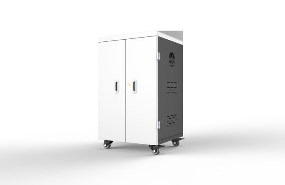 Armoire de recharge avec 42 prises secteur, ventilateurs de refroidissement, trous de ventilation et roulettes conformes à la norme médicale allemande